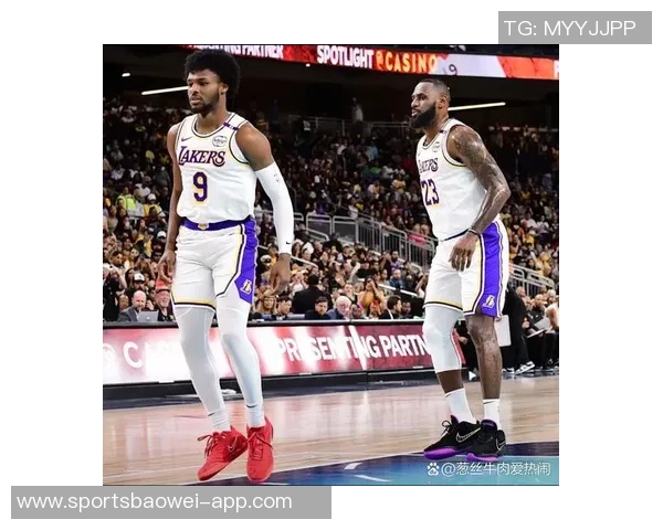 里夫斯赛后第一时间告知詹姆斯我曾为他们父子送出空接精彩瞬间